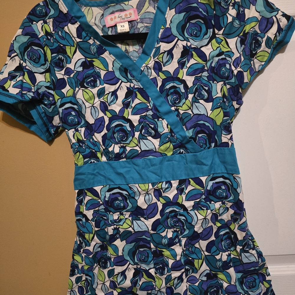 XS Koi Scrub Top